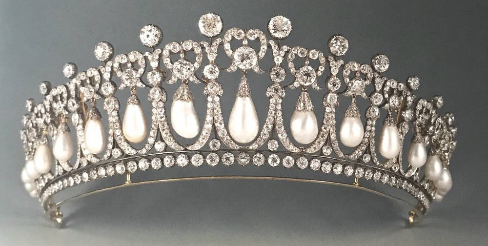 Queen Mary_s Lover_s Knot Tiara_ crafted from natur